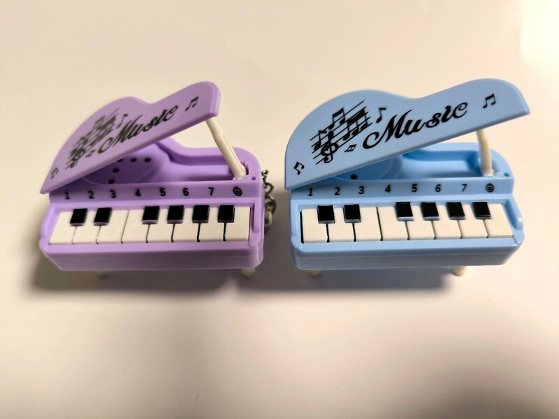☆ピアノ型 キーホルダー☆水色 紫色 2個セット☆鍵盤 光る 音が鳴る 効果音☆ミニチュア 