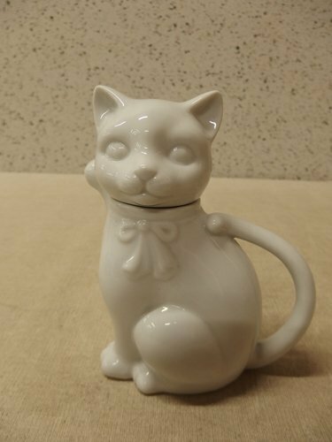 0440516w【陶器製 猫 ティーポット】右手上がり/招き猫/ネコ型ポット/白猫/ねこ/ネコ/かわいい/中古品