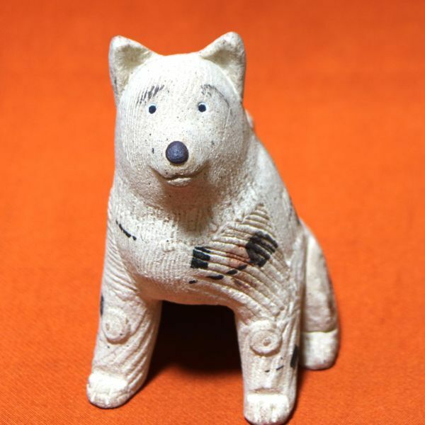 彩]　　秋田犬？　犬の置物　焼き物　高さ約：12.5ｃｍ　かわいい犬　　