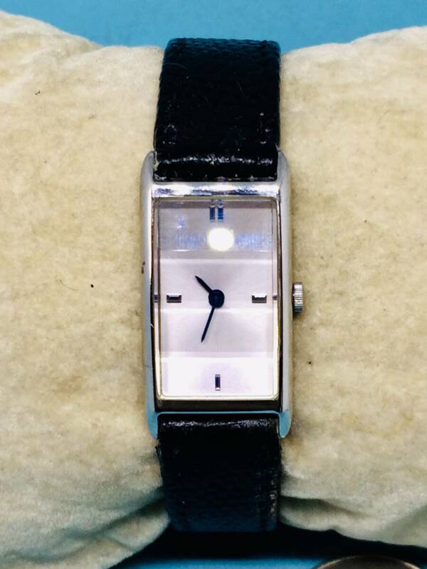 (F40)粋な(*'▽')４℃・ヨンドシー・レクタンギュラー（電池交換済み）シルバーレディス腕時計USED（送料全国一律185円）素敵な時計です。