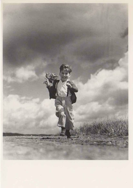 絵はがき / ポストカード（オランダ製）　花束を持って走る少年　H.Armstrong Roberts作品（1989年）　飾りにもオシャレ