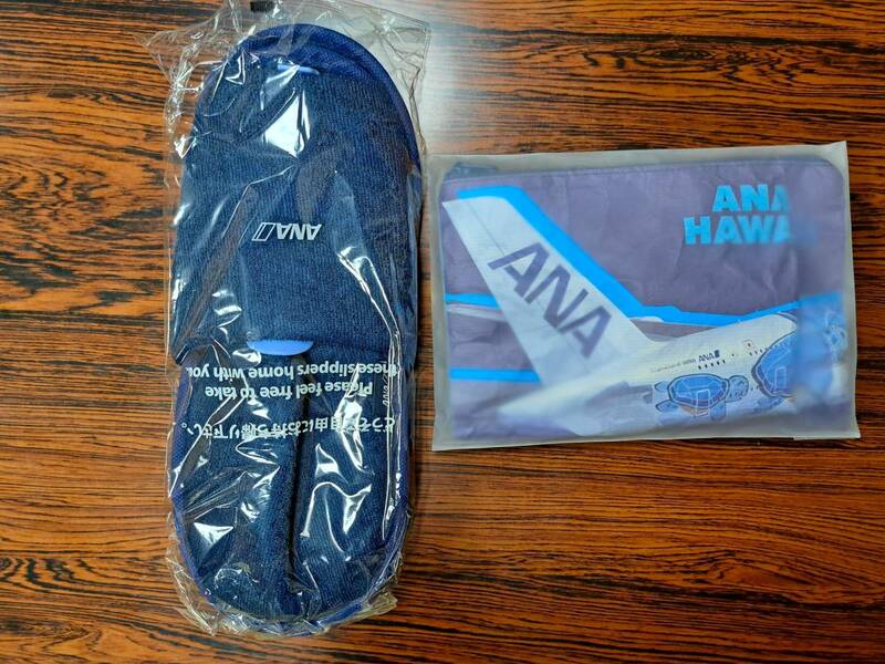  ANA/全日空 ハワイ便 フライングホヌのプレミアムエコノミーで配布のノベルティセット(エコバッグ入りポーチ＋スリッパ)