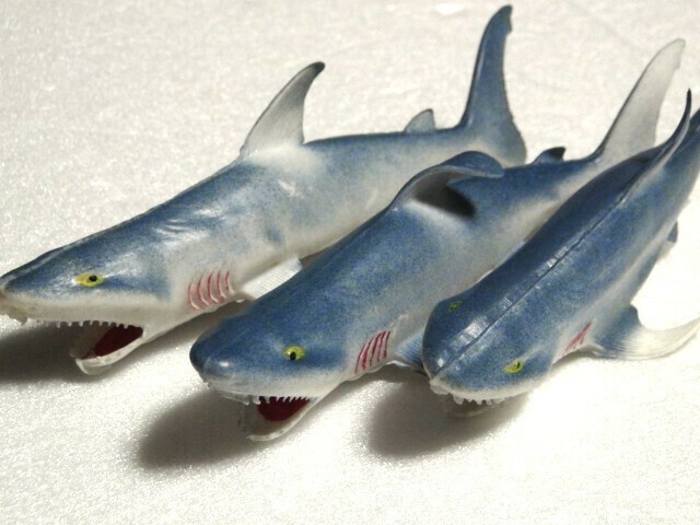 サメ フィギュア ３匹 セット 香港製 ビンテージ レトロ 当時もの おもちゃ シャーク ジョーズ ジョーク ゴム ラバー 魚 ゲテモノ