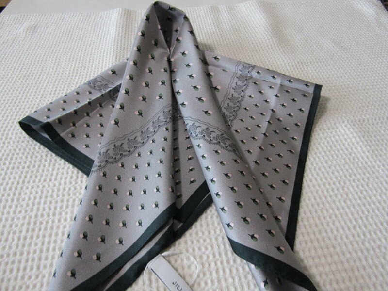 22　ジルスチュアート　スカーフ　シルク　絹100％　約58Ｘ58㎝　日本製　未使用　定形外郵便の送料94円