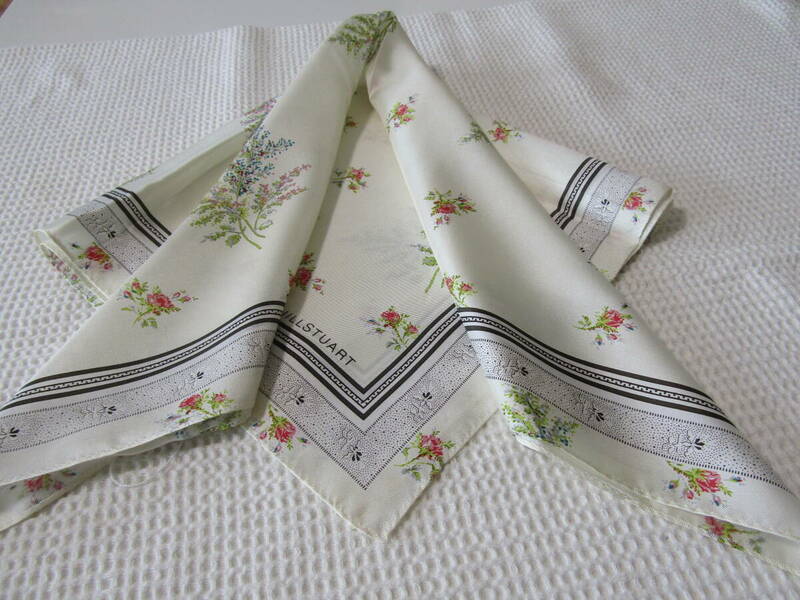 60　ジルスチュアート　スカーフ　シルク　絹100％　約58Ｘ58㎝　日本製　未使用　定形外郵便の送料94円