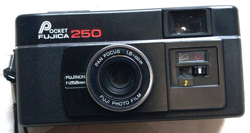 POCKET FUJICA 250 レトロ ポケットカメラ ケース付 動作未確認 ジャンク+ ノベルティ? ロゴ入り ソフトケース セット