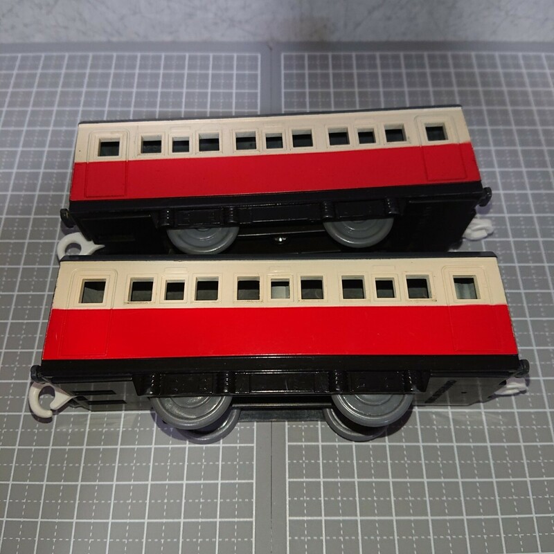 プラレール トーマス 赤色の客車 2両セット【まとめて大量出品中】