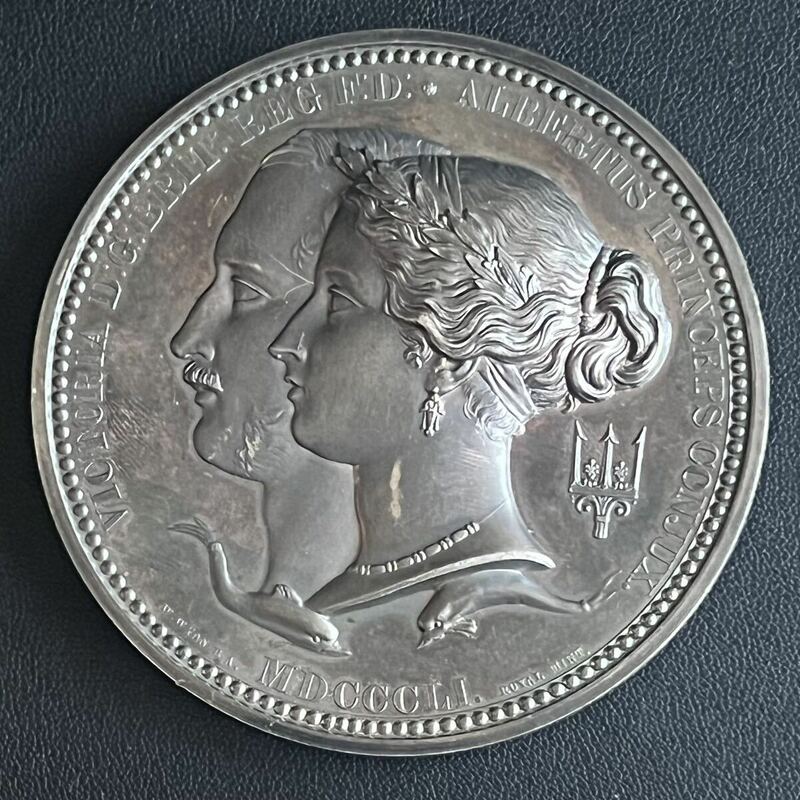1851年 ロンドン万国博覧会 ワイオン親子合作の傑作大型銀メダル ヴィクトリア女王とアルバート公 大型銀メダル 213.6g 万博記念メダル 