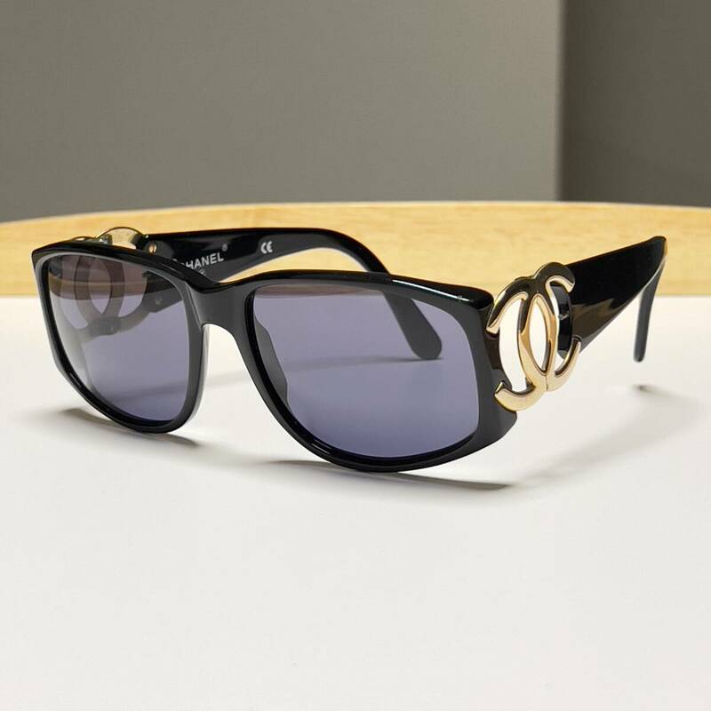◆CHANEL シャネル ヴィンテージ サングラス ココマーク金具 ブラック ゴールド sunglasses メンズ レディース 02461 イタリア製