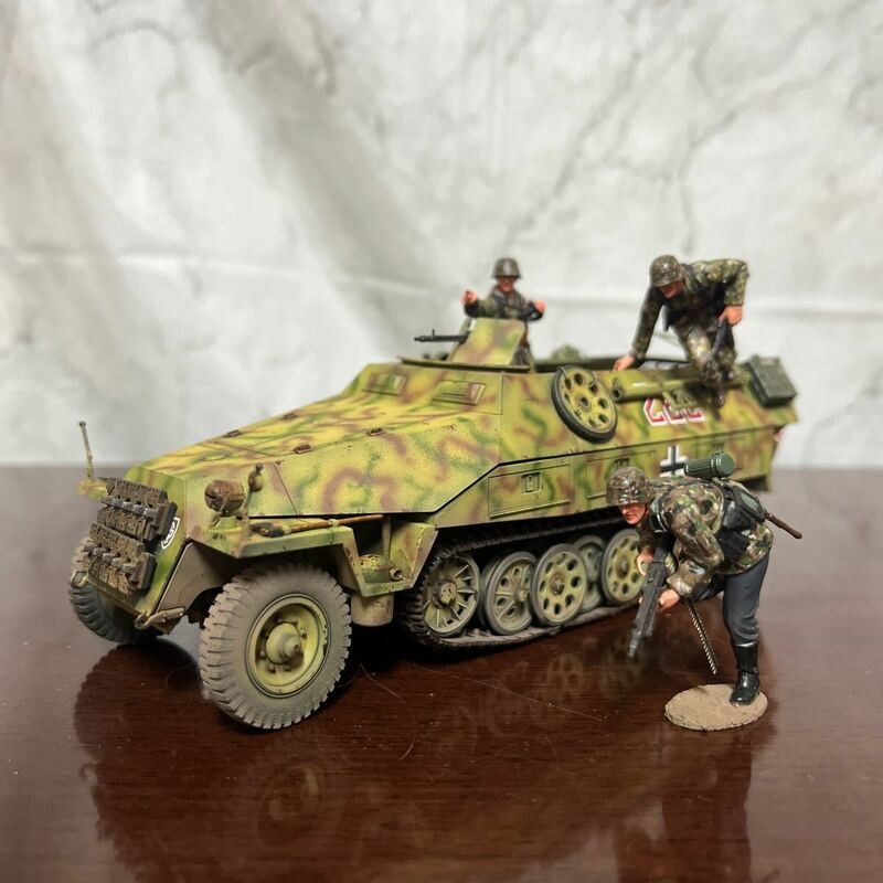 ★1/35 タミヤ ドイツ ハノマーク兵員輸送車D型 シュッツェンパンツァーフィギュア4体付 完成品