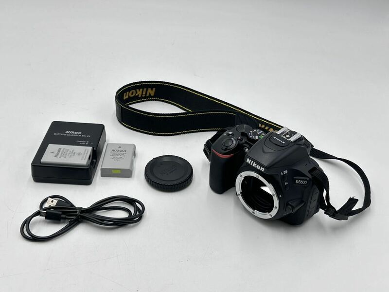 ＃301　Nikon　ニコン　D5600　デジタル一眼レフカメラ　ボディ　ブラック　通電確認済み　バッテリー　充電器付き