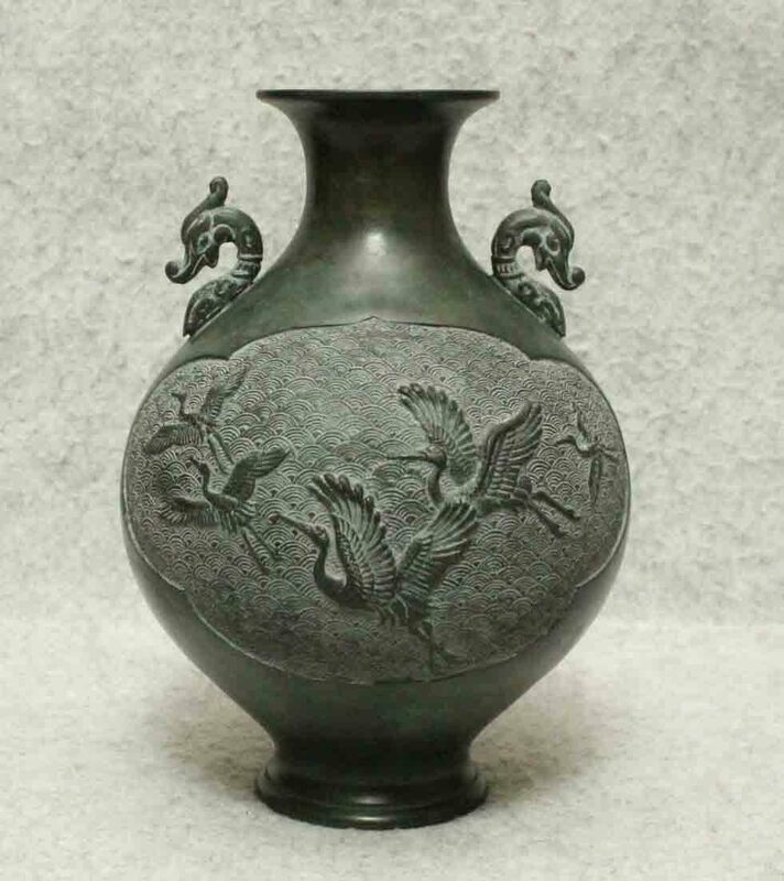 [銅花器f51]◆花瓶　鶴図　聖獣◆25cm 青海波文　花生　VASE crane 　ツル　レリーフ　浮彫鶴文　2.9Kg