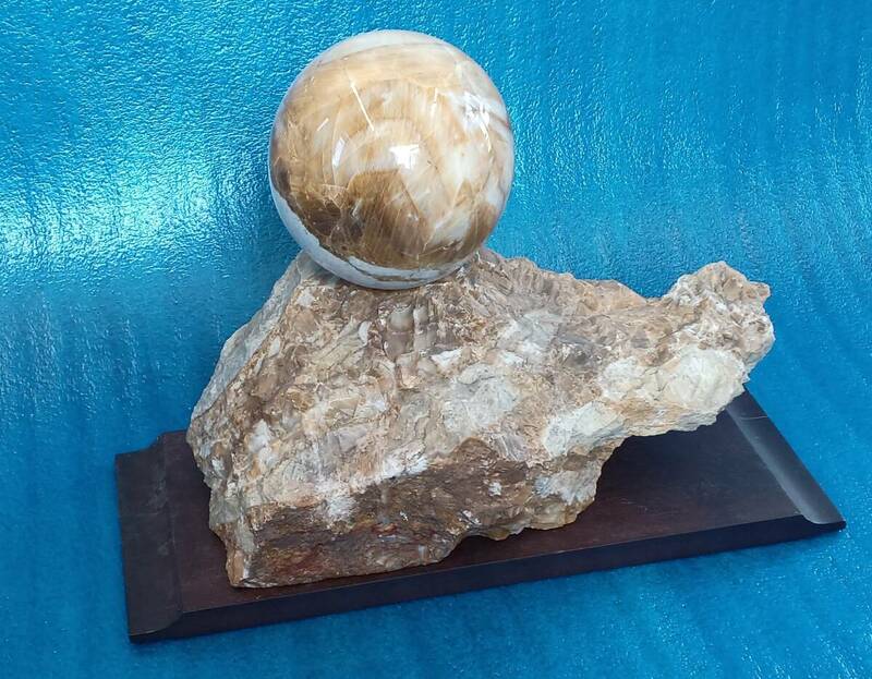 鍾乳石　中古（長期保管品）玉：直径約１２ｃｍ、重量約２．５ｋｇ　台座：幅約１６ｃｍ、長さ約４０ｃｍ、高さ約２７ｃｍ,重量約９ｋｇ