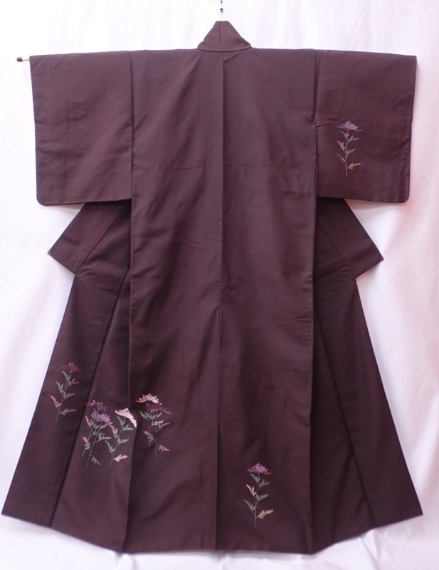 紬のお着物 菊文 茶色地 刺繍 身丈154cm(+7cm) 裄丈63cm 和装 和服 着物 P04105