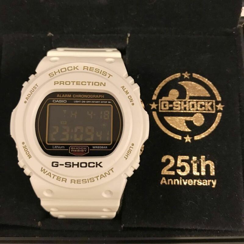 25周年 第2弾 カシオ G-SHOCK ライジングホワイト DW 5725B-7JF スティング ケース付