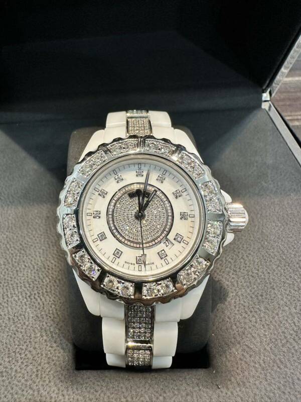 純正ダイヤ　CHANEL J12 33ミリ　超高級レディース腕時計　H2123 天然ダイヤベゼル　電池新品　クオーツ　コマ足し可　セレブ時計