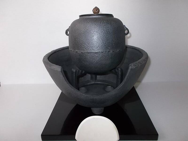 [即決有]茶道具 鋳物 茶釜 未使用五徳 風炉 敷板 前瓦