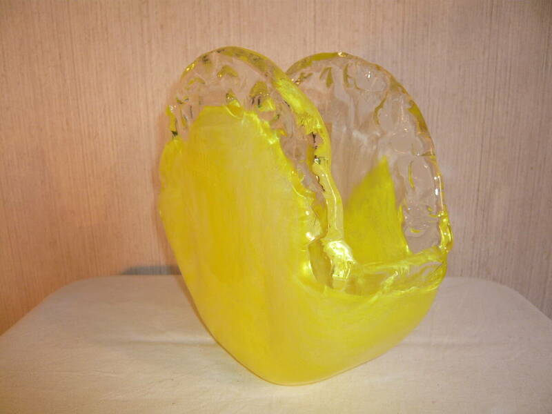 幸せを呼ぶ黄色い花瓶　岩田ガラス　高さ約18.2cm