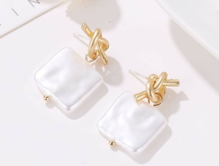 新品★送料無料 結び目ピアス 大人可愛い 逸品 厳選 希少品 Gold Plated オススメ レディース 限定入荷 スクエア淡水真珠 アクセサリー