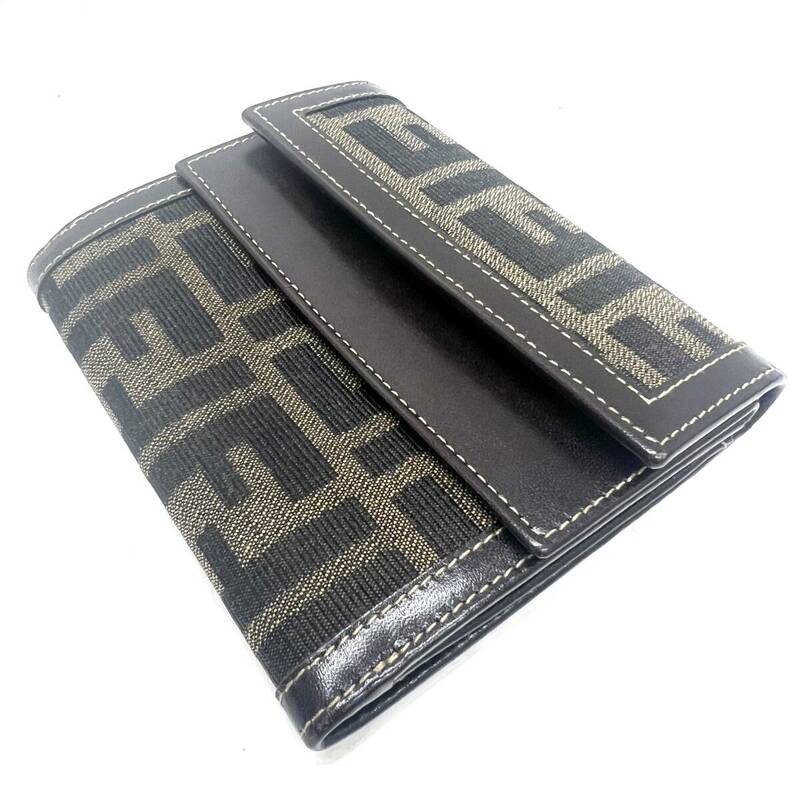 M：中古『FENDI』三つ折り　財布　ズッカ柄　レザーキャンバス　ブラウン　小銭入れ　美品　男女兼用　コンパクト