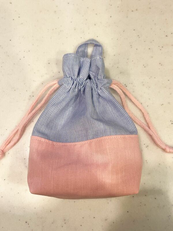 持ち手 ループ付き 巾着袋 給食袋 コップ袋 ピンク 水色 ピンストライプ ハンドメイド 女の子 入園 入学 幼稚園 保育園 小学校
