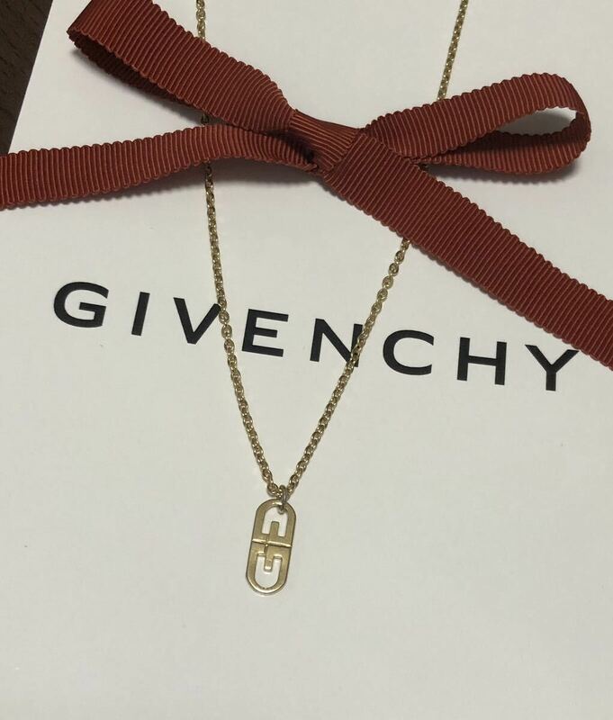 Givenchy ジバンシイ　ロゴチャーム　ゴールド系　ネックレスチェーンプレゼント