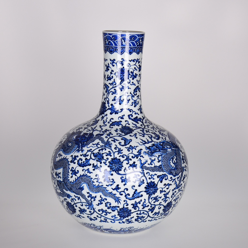 4~DM8348 中国磁器 人間国宝 陶芸 磁器『清乾隆青花纏枝蒼竜教子図天球瓶』施釉陶 古代工芸品 陶芸 精美彫 置物 收藏品