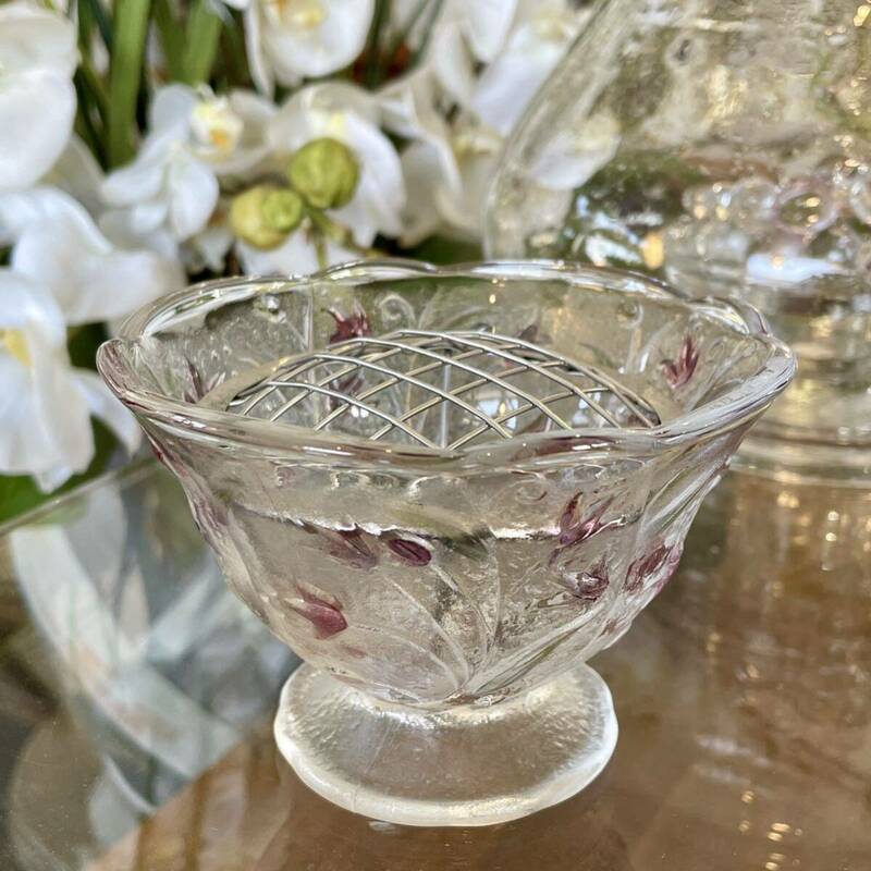 r203 ADERIA アデリア ローズボウル 優美な小花が描かれたガラス花瓶 ワイヤーネット付きで少ない花でもバランス良く飾ることのできる花器