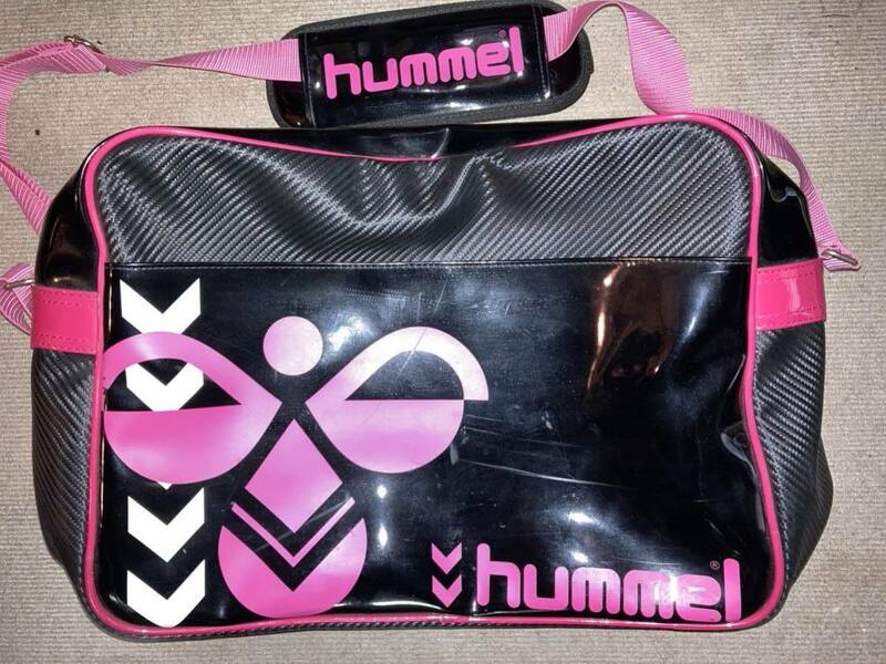 【hummel】ヒュンメル エナメル調ショルダーバッグ 黑×桃★鞄 かばん カバン