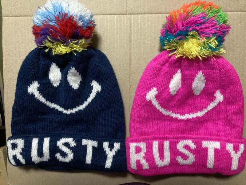 【RUSTY】ラスティ ボンボン付きニットキャップ帽子 紺＆桃 男女ペアセット