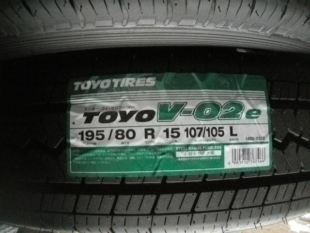 195/80R15 107/105LT トーヨー V-02e ハイエース、キャラバンなどに！【新品4本セット】