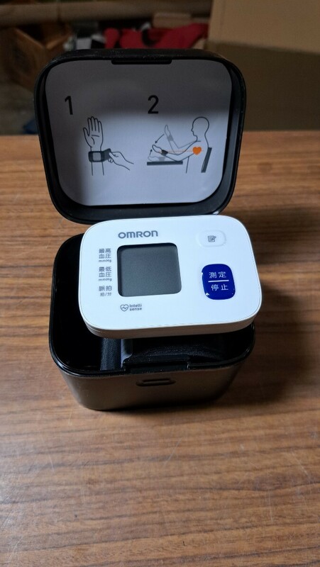 OMRON オムロン HEM-6161 自動電子血圧計 手首式 手首式血圧計 ケース付き 健康管理 デジタル