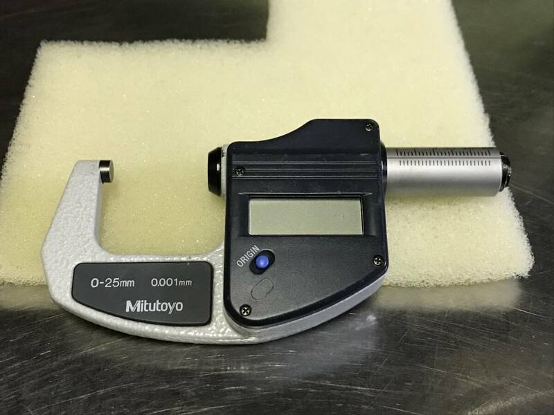 Mitutoyo ミツトヨ「ＮＯ２９３．８２１」0-25mm/0.001mm デジマチックマイクロメーター（中古ジャンク品）DIGIMATICプロＤＩＹ測定機器