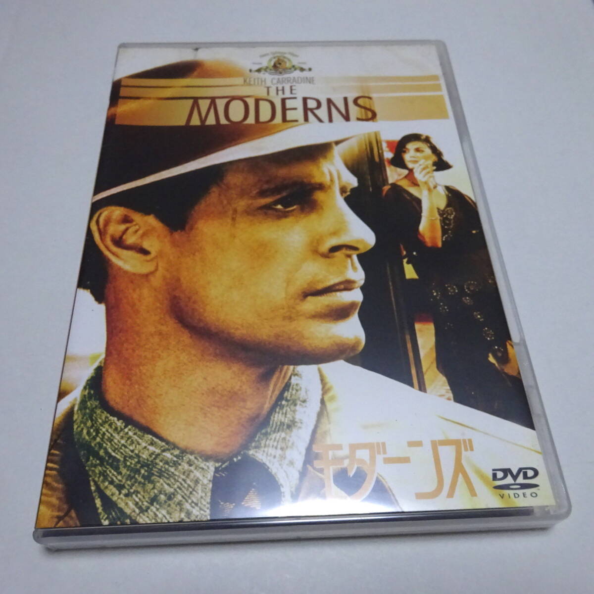 中古DVD/セル盤「モダーンズ」キース・キャラダイン (出演), ジョン・ローン (出演), アラン・ルドルフ (監督)