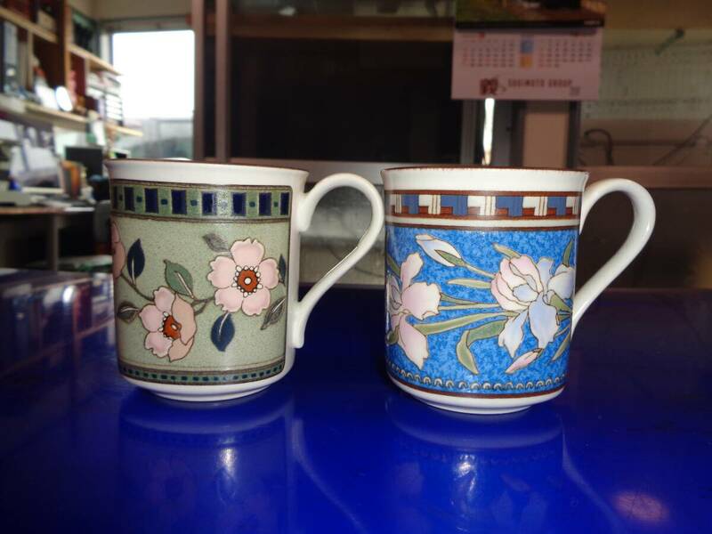 レトロなデザインの花柄のコーヒーカップ・２点セット！（中古）