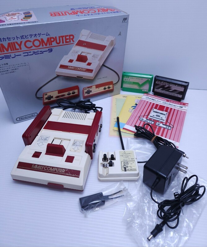 美品/動作品/希少品 Nintendo ニンテンドーファミリーコンピュータ 本体 HVC-001ゲームソフト レトロ 箱付 (M-89)