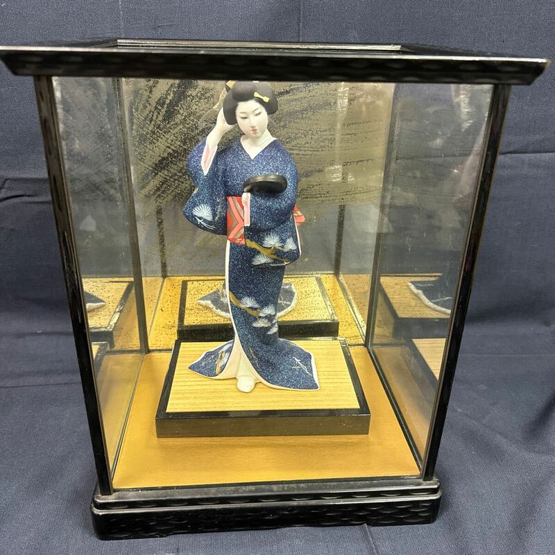 ◆中古 日本人形 陶器人形 女性 着物 鏡 コレクション ガラスケース付 置物 飾り 和風 インテリア 昭和レトロ 155-70