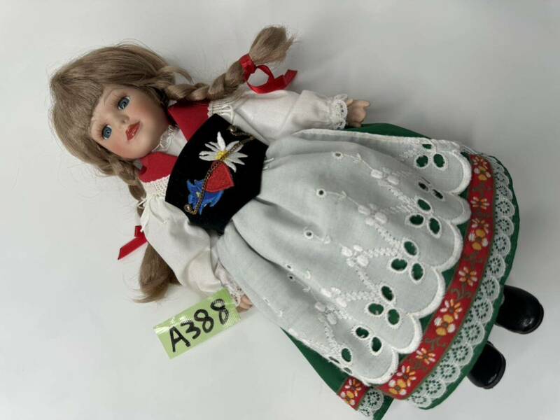 シュナイダー　ドイツガール 西洋人形 ブロンドヘア グリーンドレス 刺繍入り　a388
