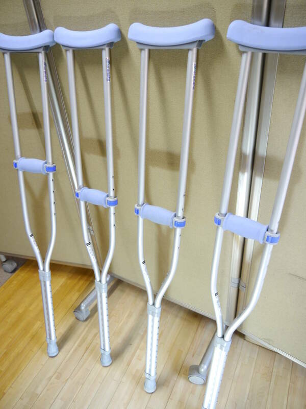 ＜大＞Mnuranaka/村中医療機　アルミ 軽量 松葉杖 シアン 4本セット（2ペア）●適応身長:157～178㎝（9段階） 屋内用/屋外用として２ペア