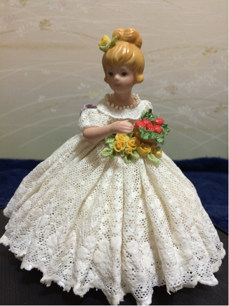 陶製 レース柄衣装プリンセス人形 ケース入(約18×18×21cm)