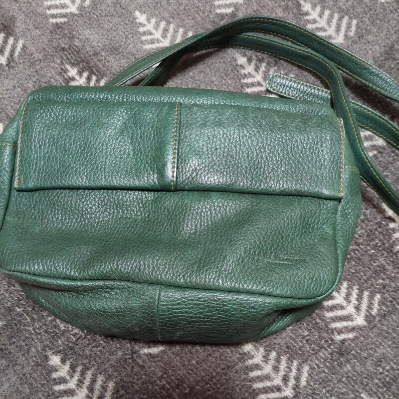 ショルダーバッグ レザー　ラバガジェリー　緑　４０年位昔のもの　バッグ