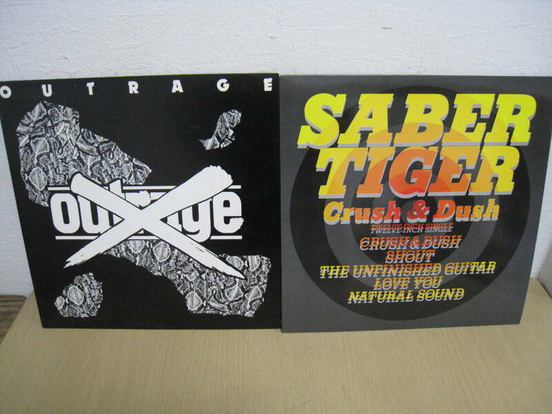 「604455/I7C」LPレコード まとめて2枚 アウトレイジ OUTRAGE SABER TIGER CRUSH＆DUSH Japanese metal ジャパメタ ジャパンメタル