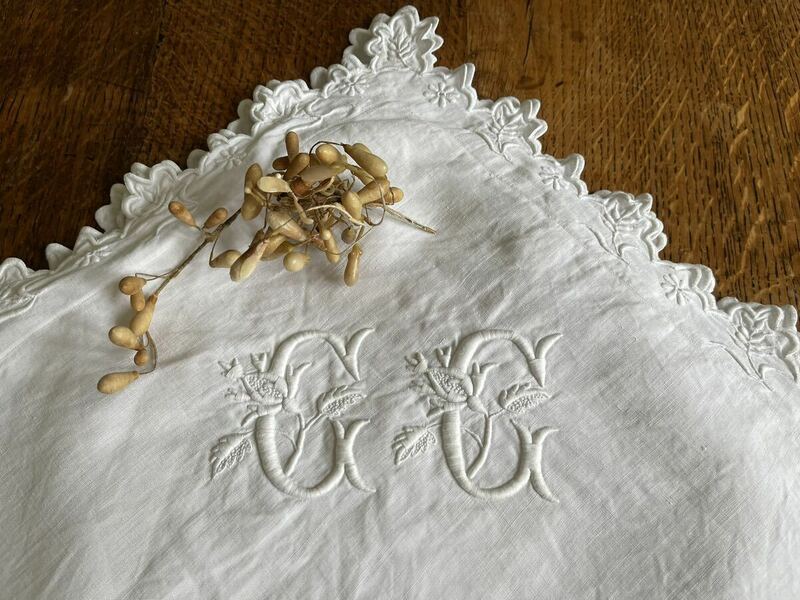 フランス アンティーク クッションカバー ピローケース 薔薇の蕾イニシャル 『CC』手刺繍 スカラップ