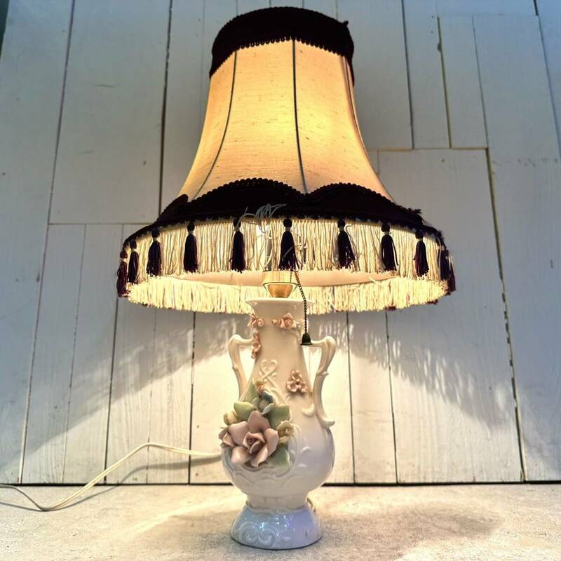アンティーク テーブルランプ 卓上ランプ スタンドライト 照明 磁器製 陶器製 花柄 フレンチヴィンテージ レトロ ホワイト ピンク
