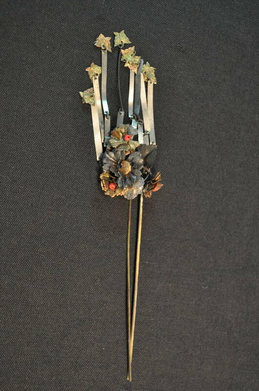 裕福な旧家の所蔵品　昭和初期　匠の技　高級素材　立体花模様　金属製　かんざし