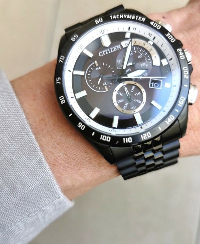 シチズンのビジネスウォッチ 黒塗りの電波ソーラー腕時計　ベルト社外品