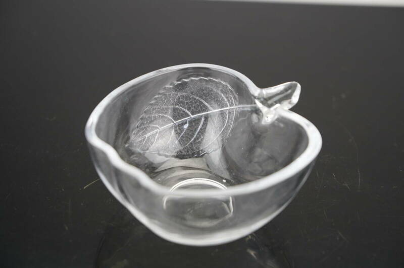 鳳】昭和レトロ　木の葉　リンゴ形　ガラス製　小皿　透明ガラス