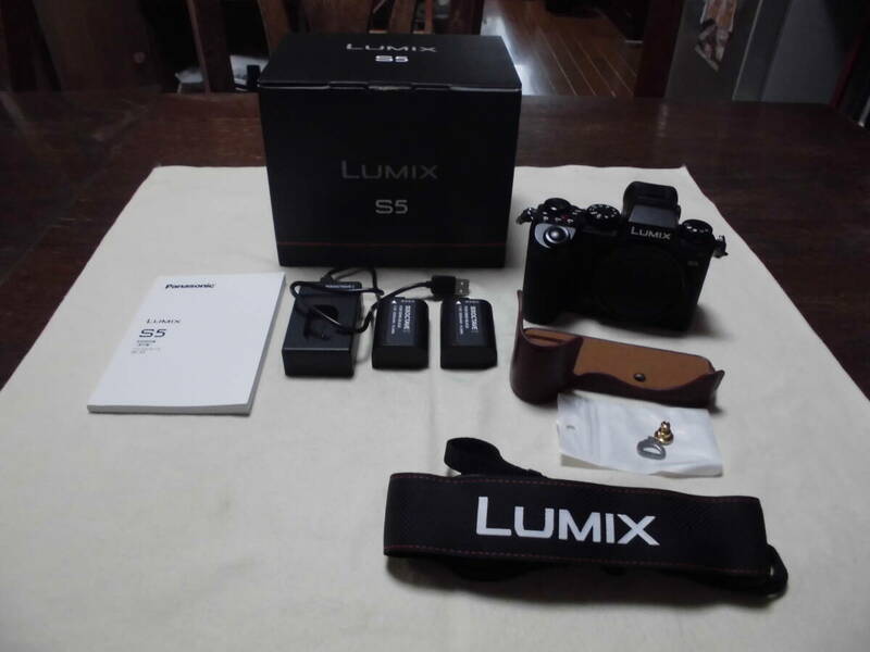 超美品　ルミックス　　LUMIX S5 + 本革製ハーフケース　ショット数　7,700 元箱　取説他