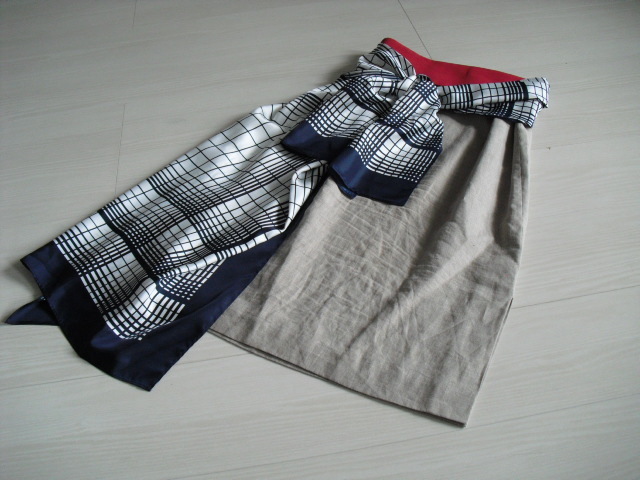 ●アドーア　ADORE　ベージュ　スカーフ風ベルト付き　スカート
