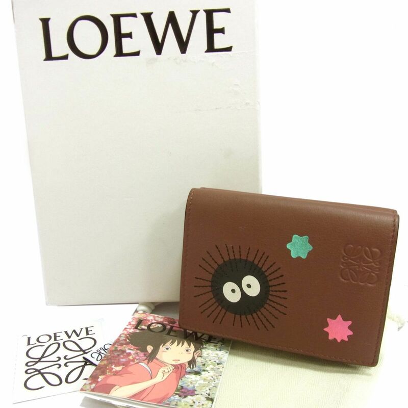 美品 定価83,600円◆LOEWE×ジブリ 千と千尋の神隠し 2022年 ススワタリ トライフォールド ウォレット レザー 三つ折り財布 ロエベ